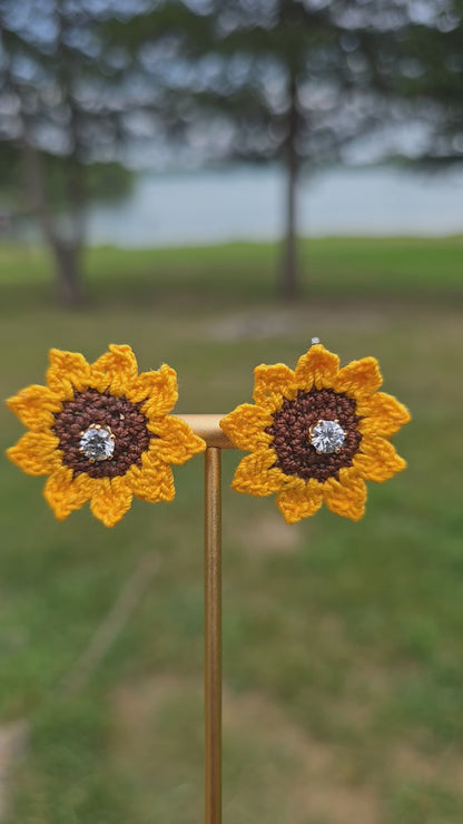 THE Queen QIANA SUNFLOWER STUDS 🌻